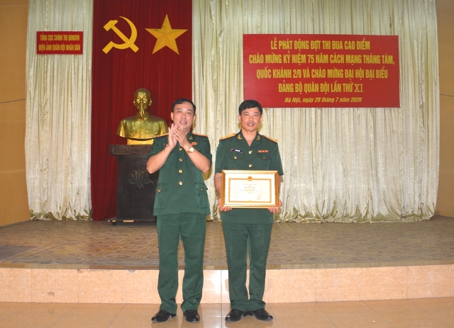 Đồng chí Thượng tá Trương Trung Tuấn Bí thư Đảng ủy, Phó Giám đốc Điện ảnh QĐND trao tặng Bằng khen của Bộ trưởng Bộ Quốc phòng cho đồng chí Thiếu tá Lê Xuân Liêm